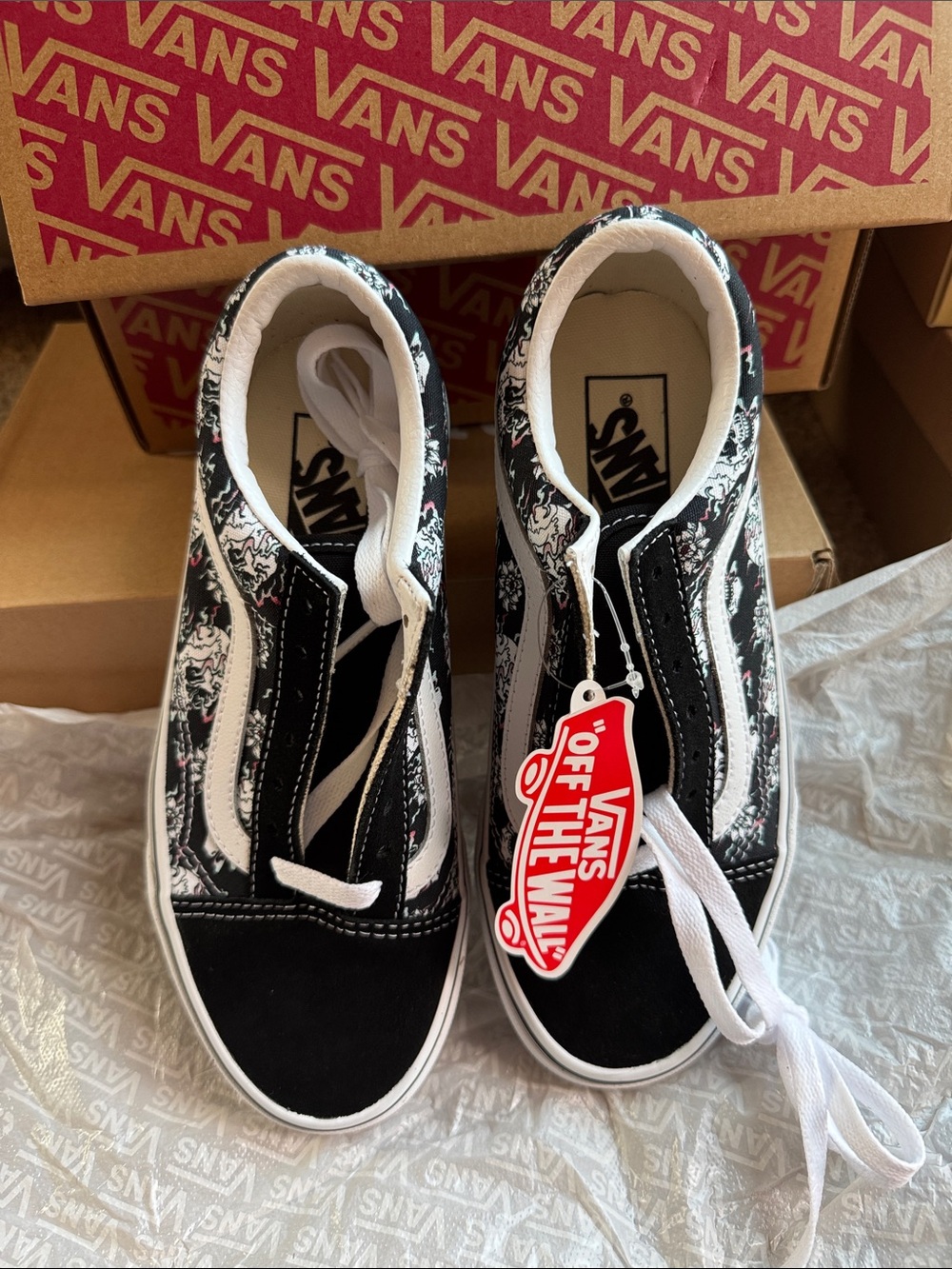 Women’s US 6.5 Vans Old Skool Black, White & Red Accent Skate Sneakers